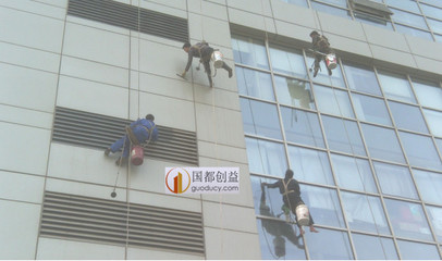 保证玻璃幕墙的美观和安全 国都创益的创新家居清洁服务